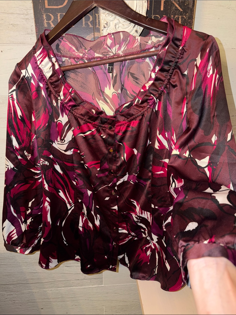 Tahari Burgundy & Pink Floral Satin Blouse 98% Polyester Button Scoop Neck